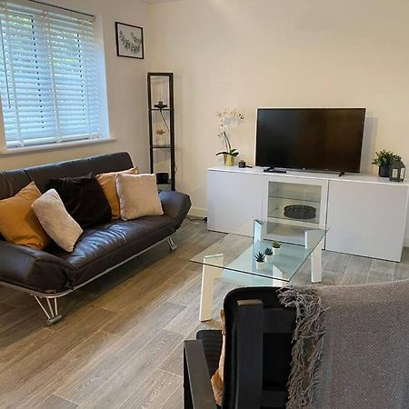 2 Bedroom Private Spacious Apartment In West Midlands バーミンガム エクステリア 写真