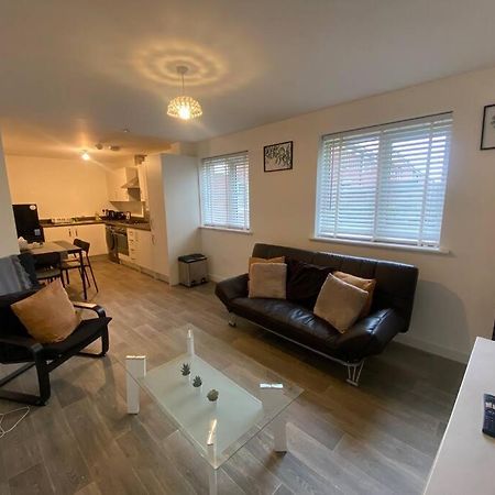 2 Bedroom Private Spacious Apartment In West Midlands バーミンガム エクステリア 写真