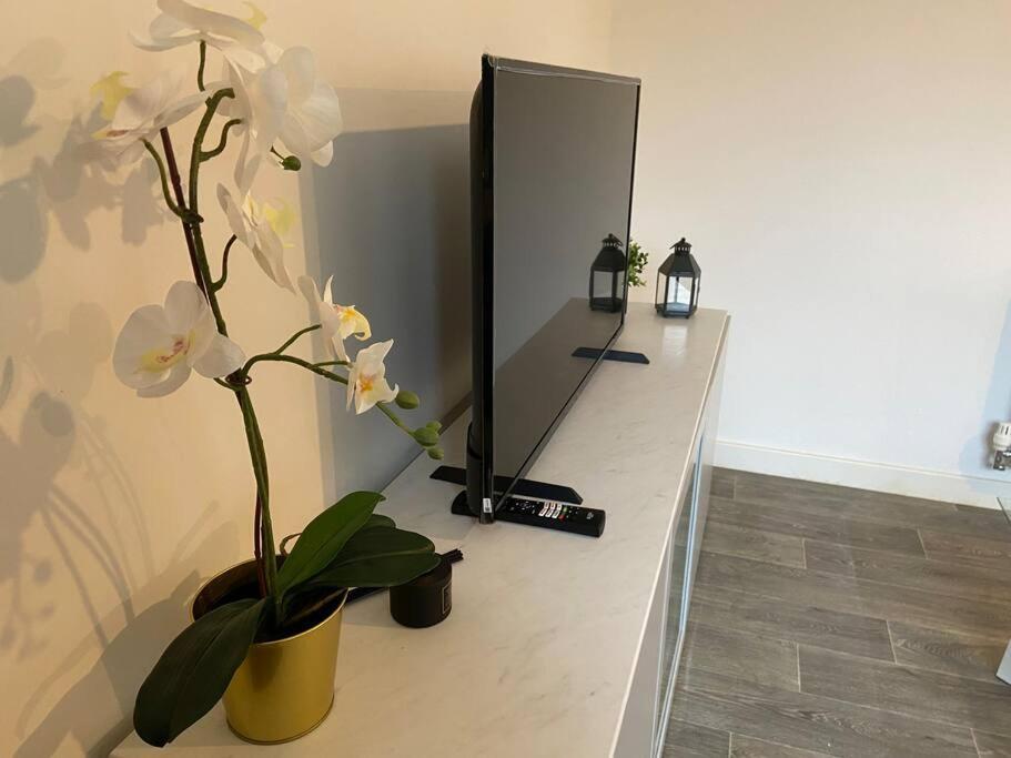 2 Bedroom Private Spacious Apartment In West Midlands バーミンガム エクステリア 写真