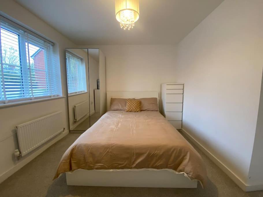 2 Bedroom Private Spacious Apartment In West Midlands バーミンガム エクステリア 写真