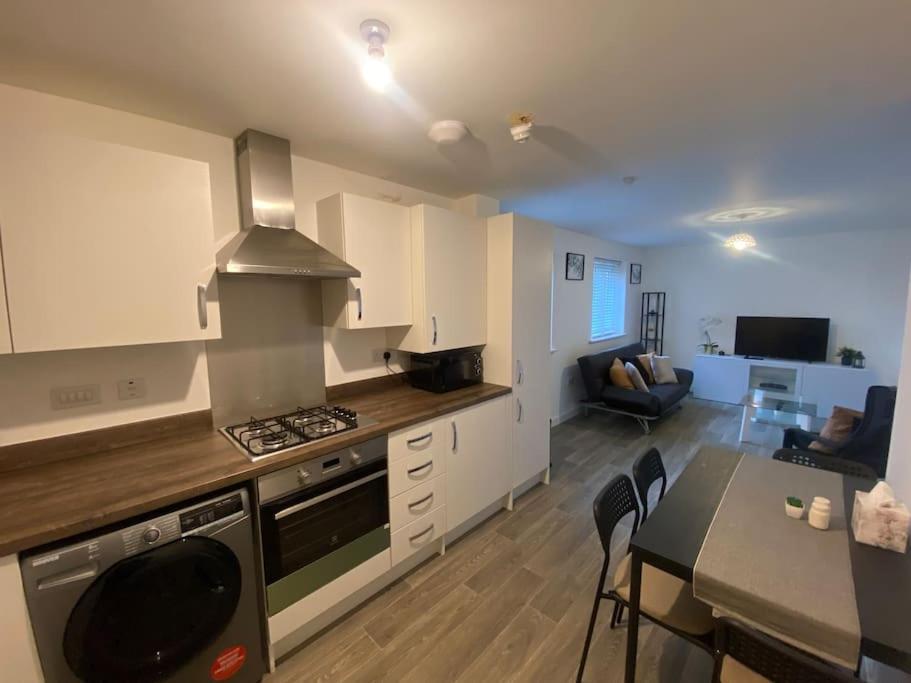 2 Bedroom Private Spacious Apartment In West Midlands バーミンガム エクステリア 写真